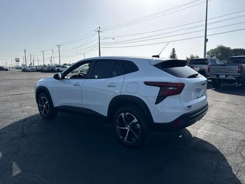 Summit White 2024 Chevrolet Trax FWD 1RS