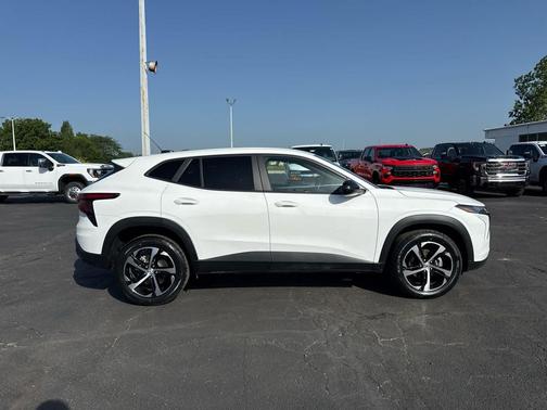 Summit White 2024 Chevrolet Trax FWD 1RS