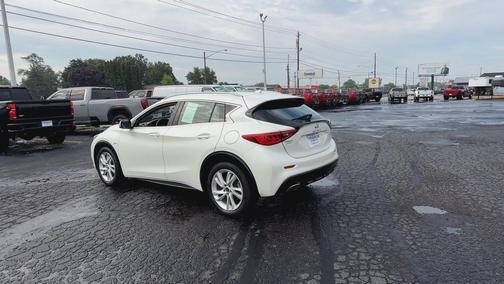 2017 INFINITI QX30 Premium