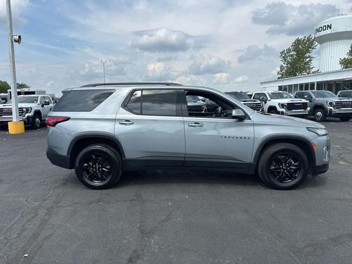 Sterling Gray Metallic 2023 Chevrolet Traverse LT Cloth