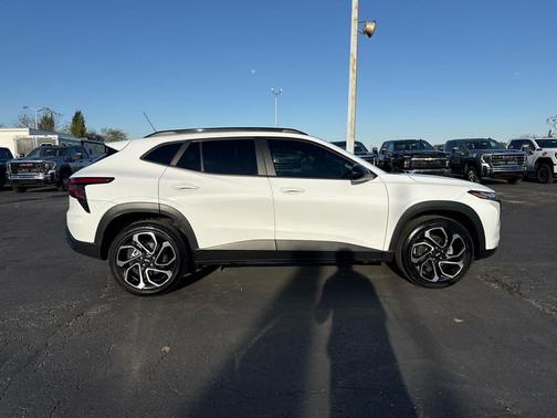 Summit White 2025 Chevrolet Trax FWD 2RS