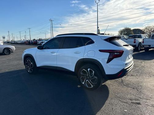 Summit White 2025 Chevrolet Trax FWD 2RS