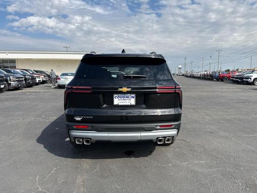 Mosaic Black Metallic 2027 Chevrolet Traverse LT