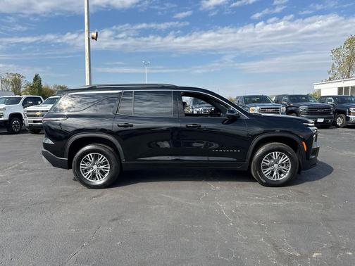 Mosaic Black Metallic 2027 Chevrolet Traverse LT