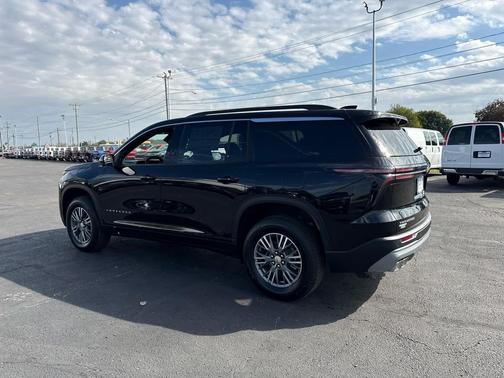 Mosaic Black Metallic 2027 Chevrolet Traverse LT