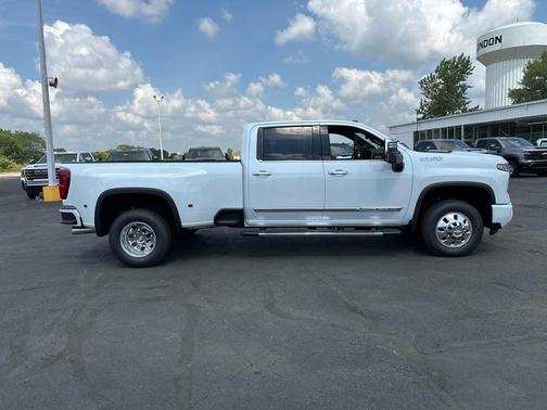 Polar White Tricoat 2026 Chevrolet Silverado 3500 High Country