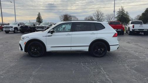 WHITE 2022 Volkswagen Tiguan 2.0T SE R-Line Black 4MOTION