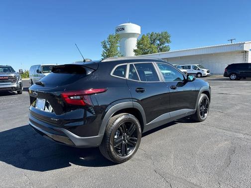 Mosaic Black Metallic 2025 Chevrolet Trax FWD ACTIV