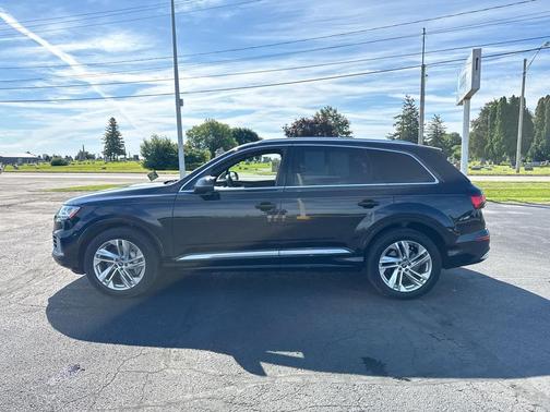 BLACK 2021 Audi Q7 45 Premium Plus