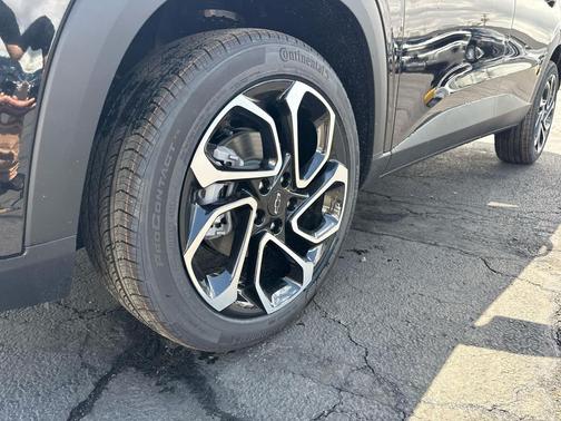 Mosaic Black Metallic 2026 Chevrolet Trax FWD 2RS