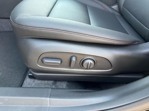 Mosaic Black Metallic 2026 Chevrolet Trax FWD 2RS