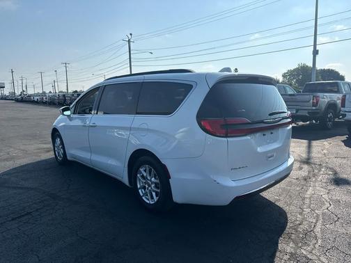 Bright White Clearcoat 2022 Chrysler Pacifica Touring L