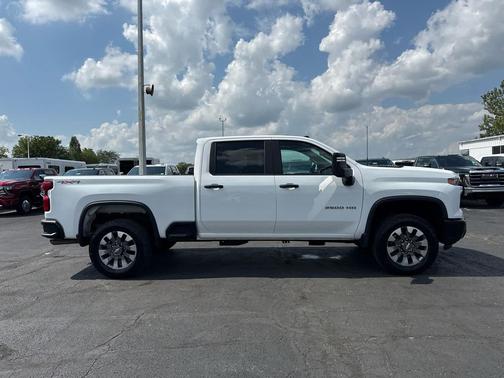 Summit White 2024 Chevrolet Silverado 2500 Custom
