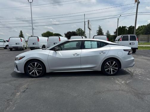 Brilliant Silver Metallic 2023 Nissan Maxima SV Xtronic CVT