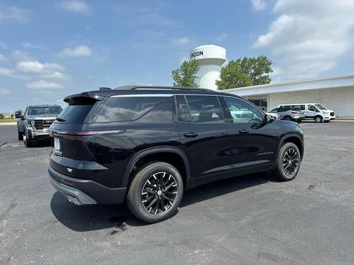 Mosaic Black Metallic 2026 Chevrolet Traverse LT