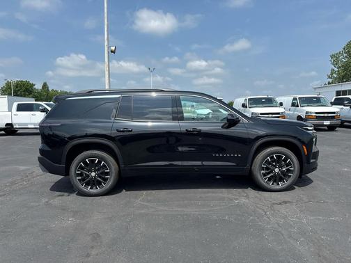 Mosaic Black Metallic 2026 Chevrolet Traverse LT