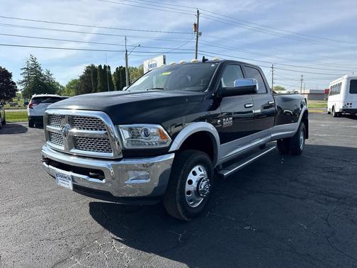 Brilliant Black Crystal Pearlcoat 2016 RAM 3500 Laramie
