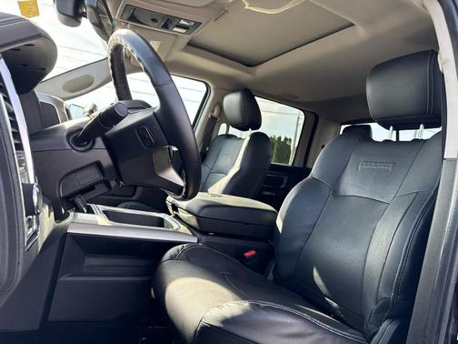 Brilliant Black Crystal Pearlcoat 2016 RAM 3500 Laramie