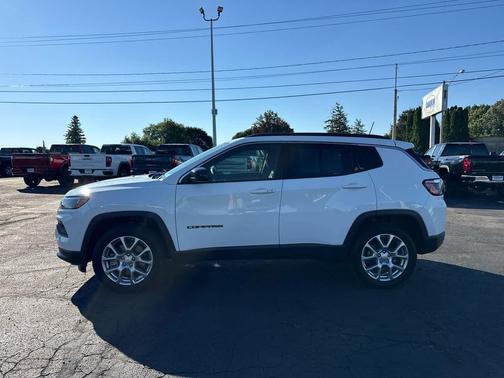Bright White Clearcoat 2024 Jeep Compass Latitude Lux