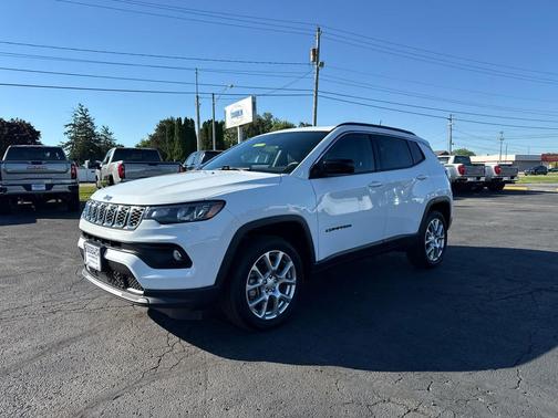 Bright White Clearcoat 2024 Jeep Compass Latitude Lux