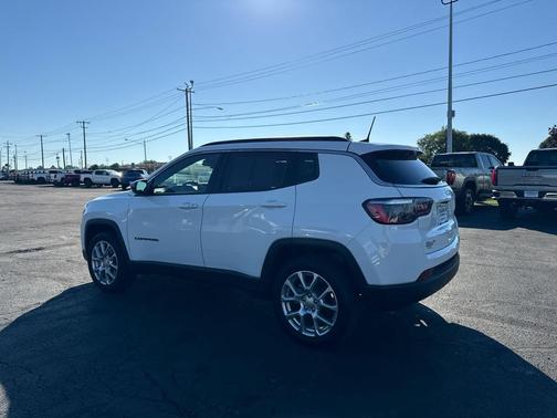 Bright White Clearcoat 2024 Jeep Compass Latitude Lux