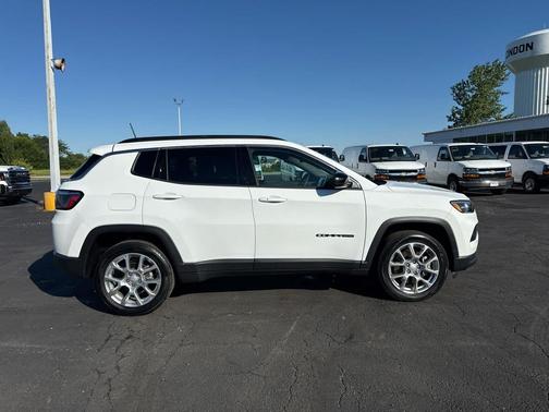 Bright White Clearcoat 2024 Jeep Compass Latitude Lux