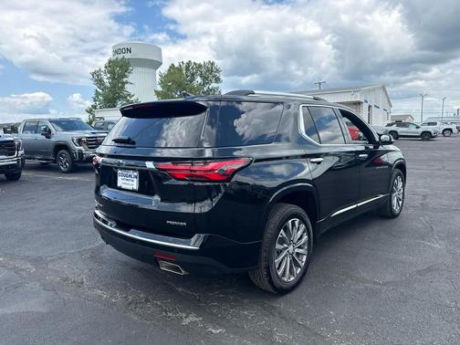 Mosaic Black Metallic 2023 Chevrolet Traverse Premier