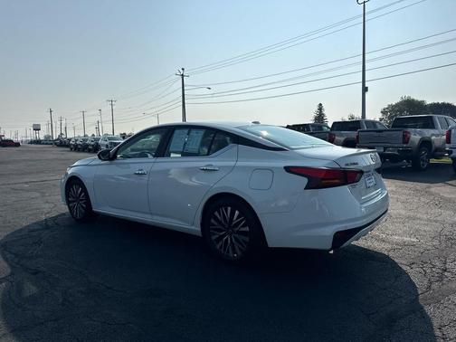 Glacier White 2025 Nissan Altima SV FWD