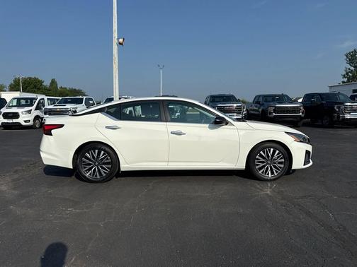 Glacier White 2025 Nissan Altima SV FWD