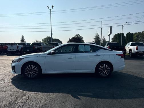 Glacier White 2025 Nissan Altima SV FWD