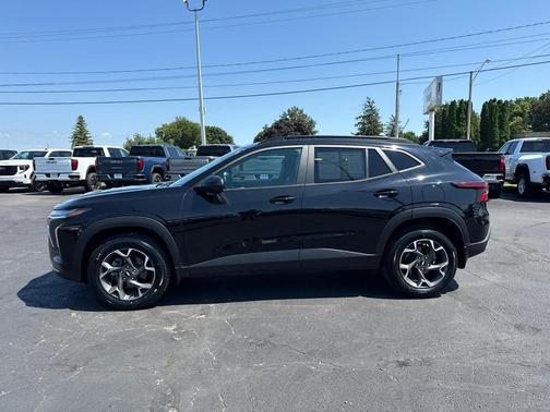Mosaic Black Metallic 2024 Chevrolet Trax LT