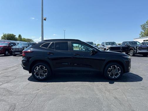 Mosaic Black Metallic 2024 Chevrolet Trax LT