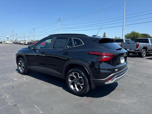 Mosaic Black Metallic 2024 Chevrolet Trax LT