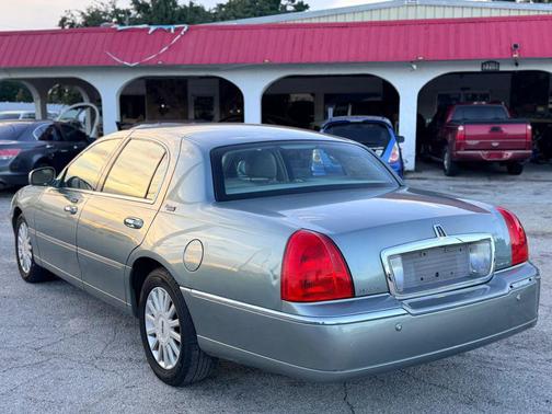 Blue 2005 Lincoln Town Car Signature
