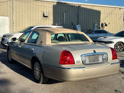 2004 Lincoln Town Car Signature