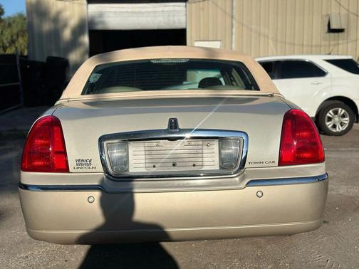 2004 Lincoln Town Car Signature