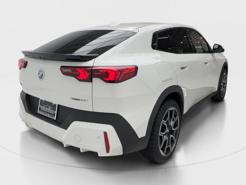 Alpine White 2025 BMW X2 xDrive28i