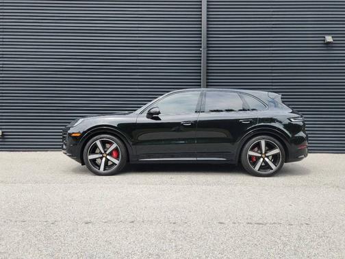 Chromite Black Metallic 2025 Porsche Cayenne