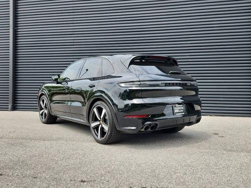 Chromite Black Metallic 2025 Porsche Cayenne