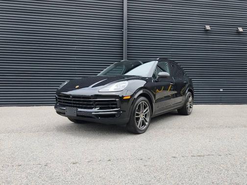 Jet Black Metallic 2022 Porsche Cayenne