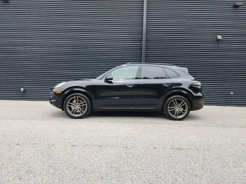 Jet Black Metallic 2022 Porsche Cayenne
