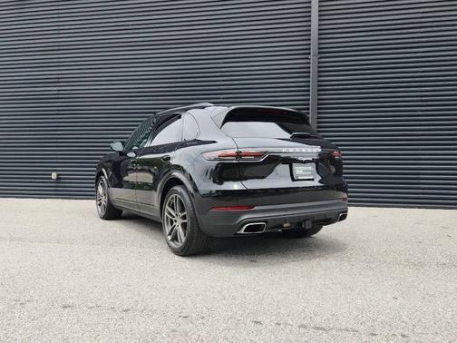 Jet Black Metallic 2022 Porsche Cayenne