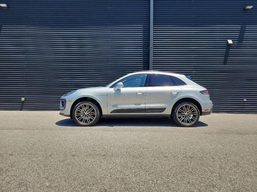 Dolomite Silver Metallic 2026 Porsche Macan