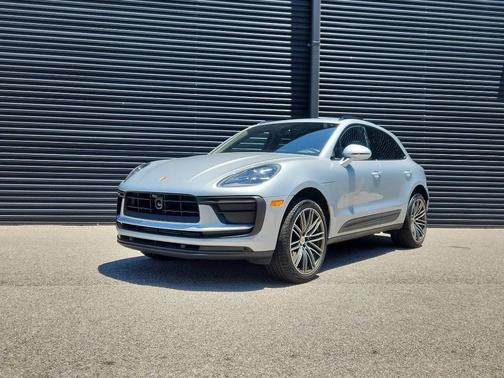 Dolomite Silver Metallic 2026 Porsche Macan