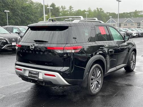 2023 Nissan Pathfinder SL