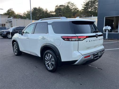 2022 Nissan Pathfinder SL