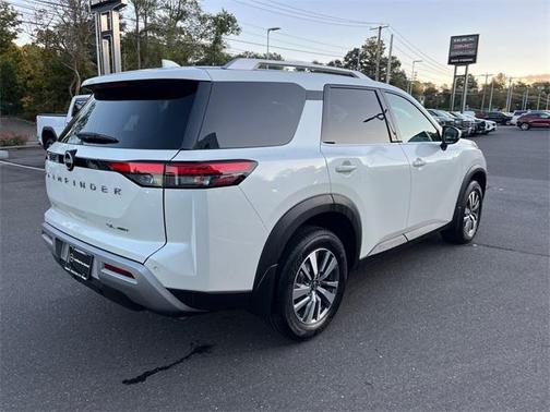 2022 Nissan Pathfinder SL
