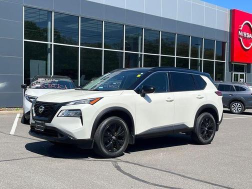 2 Tone White / Black Roof 2023 Nissan Rogue SV