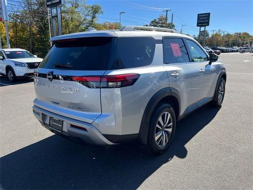 2022 Nissan Pathfinder SL