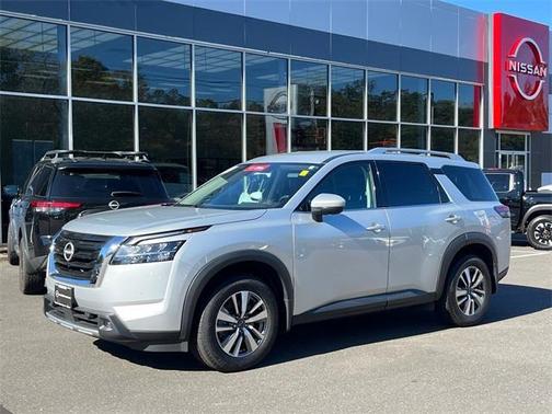 2022 Nissan Pathfinder SL